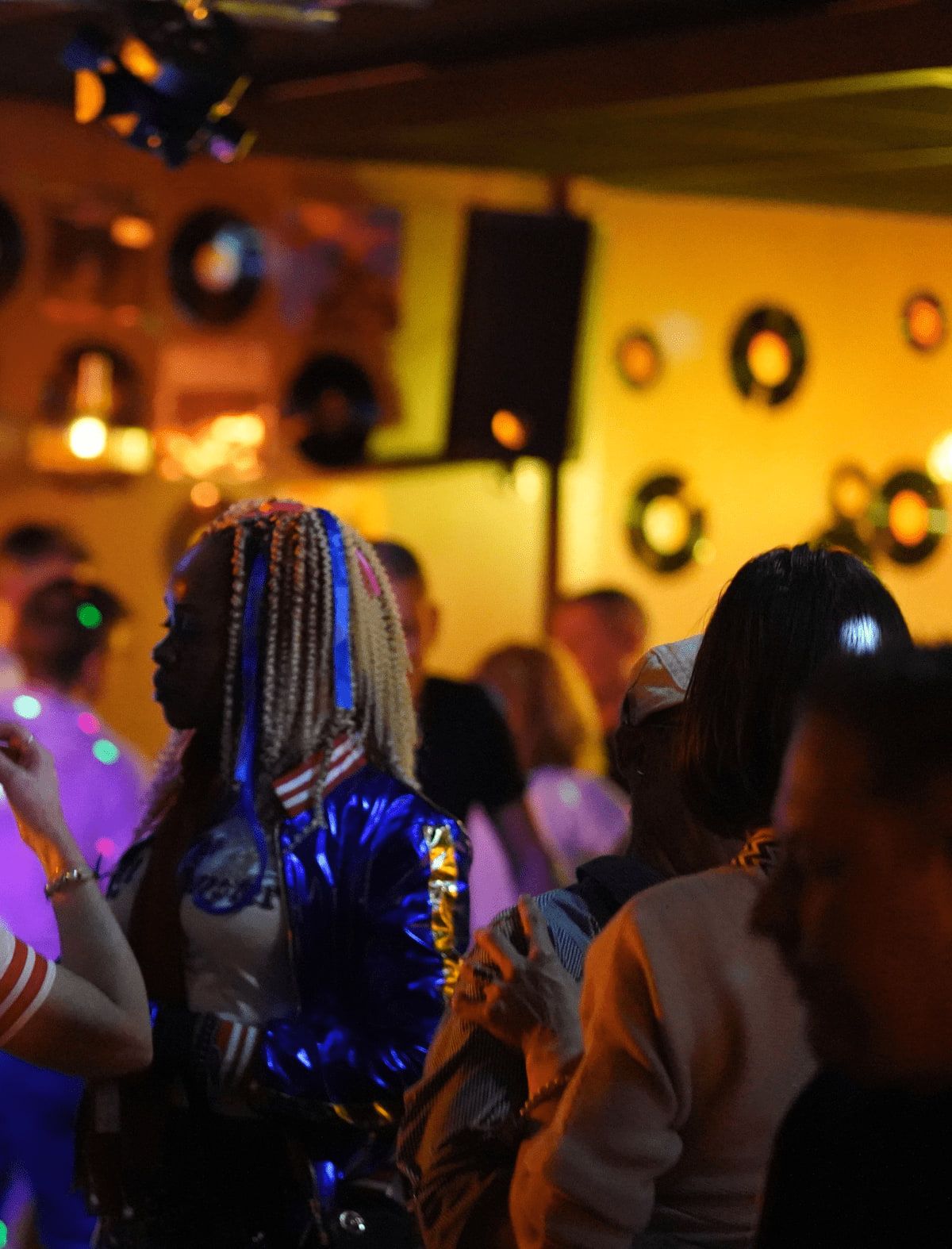 La piste de danse de l’Old Fashioned pendant un DJ set, disques vinyles accrochés au mur